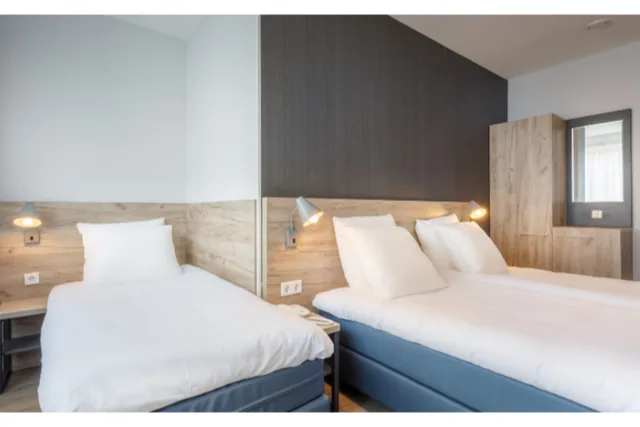 غرفة ثلاثية، HOTEL JOY 1/2