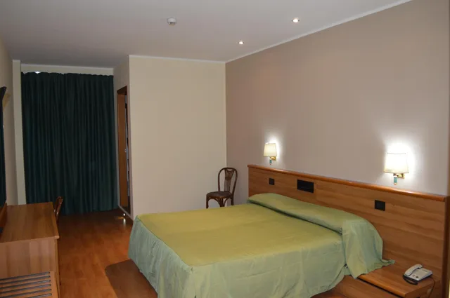 Room, Double Bed, Canadian Hotel 2/5