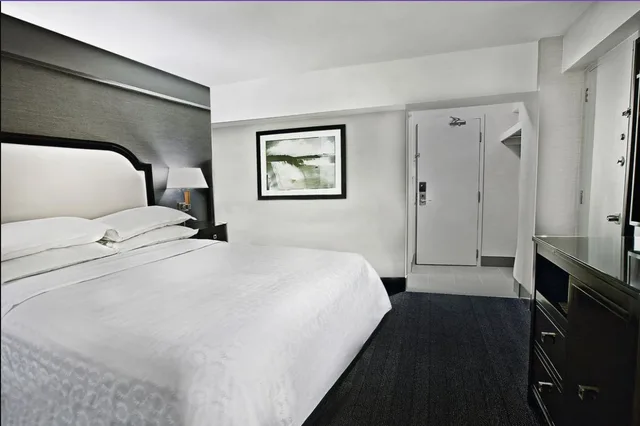 Premium, King Bed, Sheraton Fallsview Hotel 2/3
