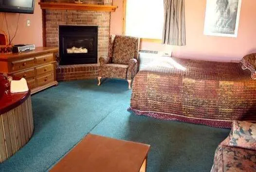 غرفة بسريرين مزدوجين، Knights Inn Colonial Fireside Inn 3/3
