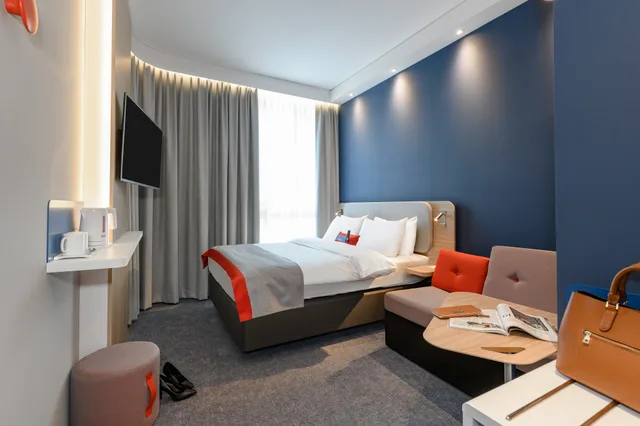 Room, Double Bed, Sofa, Holiday Inn Express Regensburg 1/4