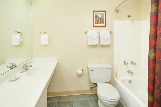 شقة سكنية بسرير كوين وسرير مزدوج بغرفتي نوم مع أريكة بمطبخ، Banyan Harbor Resort 9/10