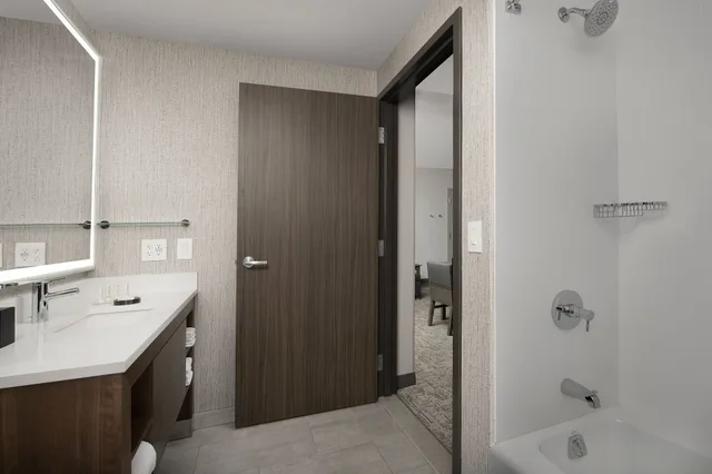 جناح بسرير كينج بغرفة نوم واحدة مع أريكة، Residence Inn by Marriott Bozeman Downtown 9/10