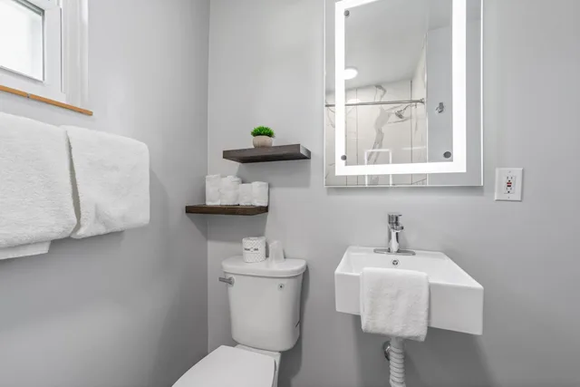 غرفة بسرير كوين، Glass House Inn 7/7