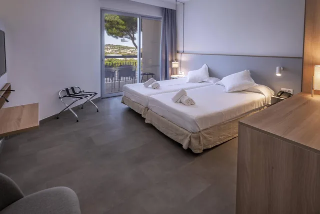Room, Twin Beds, Lateral Side Sea View, GHT S Agaro Mar 1/10