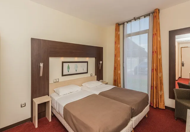 Superior, Double Bed, Citotel Hostellerie Saint Vincent Beauvais 1/5