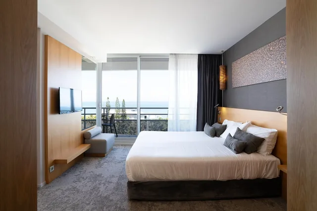 جناح بريستيج بسرير كينج وسريرين منفصلين بغرفتي نوم مع أريكة، Chateau Royal Beach Resort and Spa 5/10