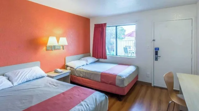 غرفة ديلوكس بسريرين مزدوجين، Motel6 Redding, CA - North 2/7