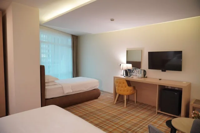 غرفة بسرير كينج وسرير فردي بإطلالة على الجبل بشرفة، Best Western Premier Batumi 14/16