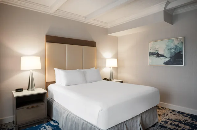 Junior Suite, King Bed, Crowne Plaza Albany The Desmond Hotel (ex The Desmond Hotel Albany) 2/3