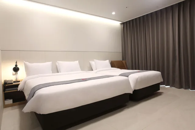 غرفة ديلوكس بسرير مزدوج وسرير فردي، Hotel Skypark Daejeon I 2/4