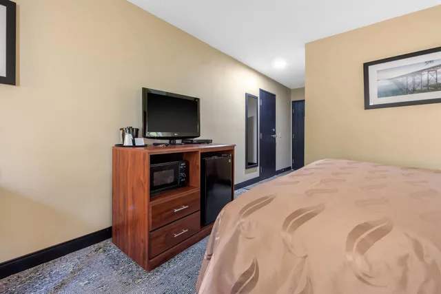 غرفة قياسية بسرير كينج، Quality Inn Morgantown, WV 1/3