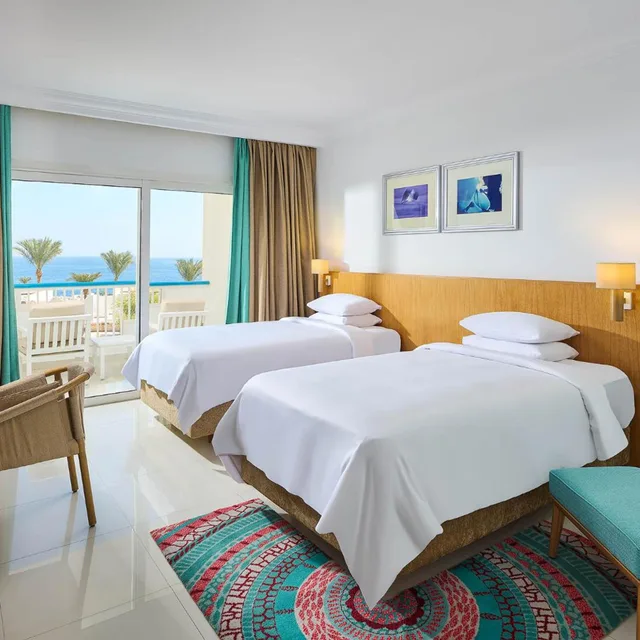 غرفة بريميوم بسريرين منفصلين بإطلالة على البحر، Renaissance Sharm El Sheikh Golden View Beach Resort 3/6
