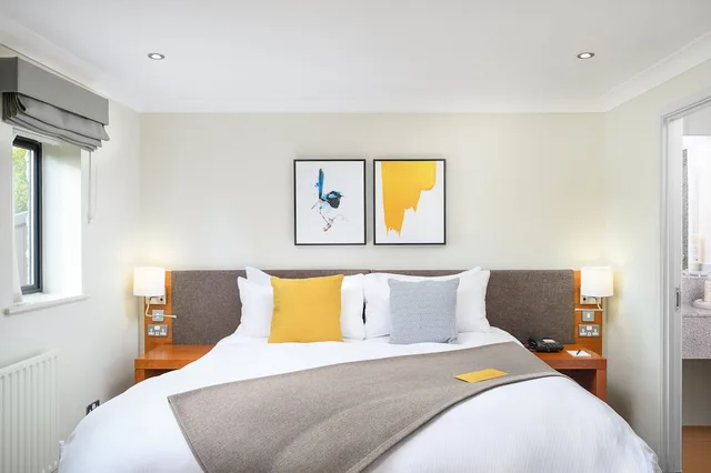 غرفة قياسية بسرير كينج، Voco Oxford Thames by IHG 1/10