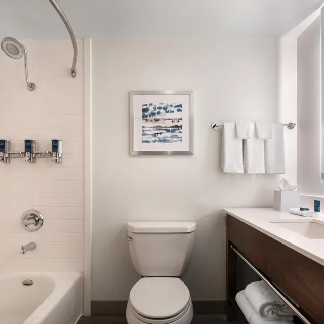 غرفة قياسية بسريرين كوين، Four Points By Sheraton Hotel Suites San Francisco Airport 3/6