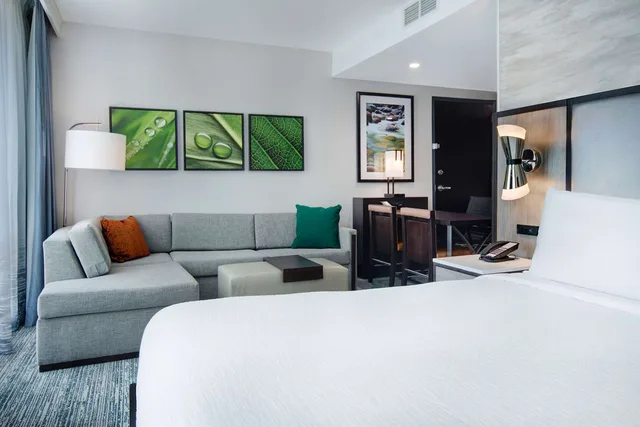 جناح استوديو بسرير كينج، Embassy Suites by Hilton Alpharetta Halcyon 1/5