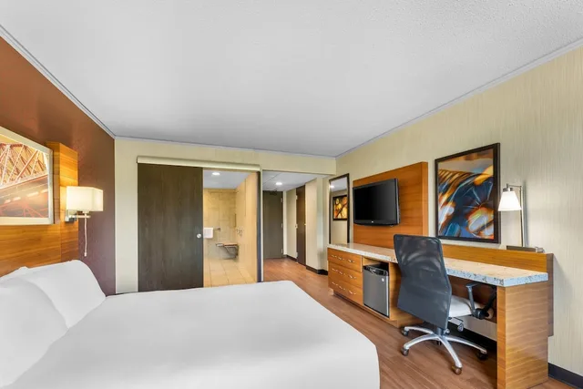 Room, King Bed, Radisson Hotel La Crosse 2/10