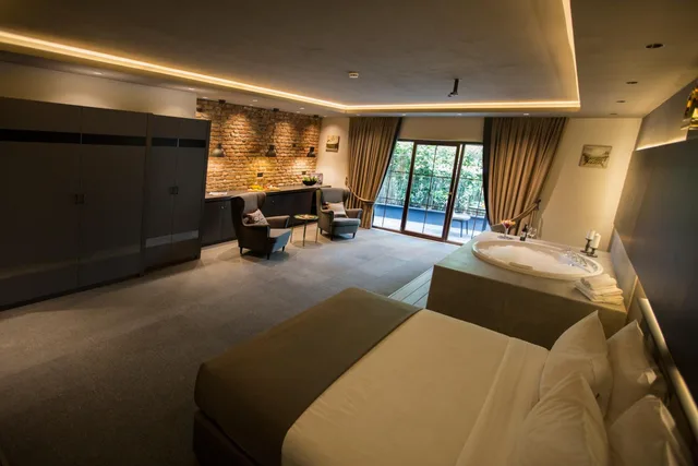 جناح بسرير كوين بشرفة بجاكوزي، Cityloft 24 Suites 7/7