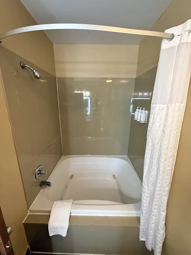 جناح بزنس بسرير كينج مع أريكة، Ramada by Wyndham Glendale Heights/Lombard 7/10