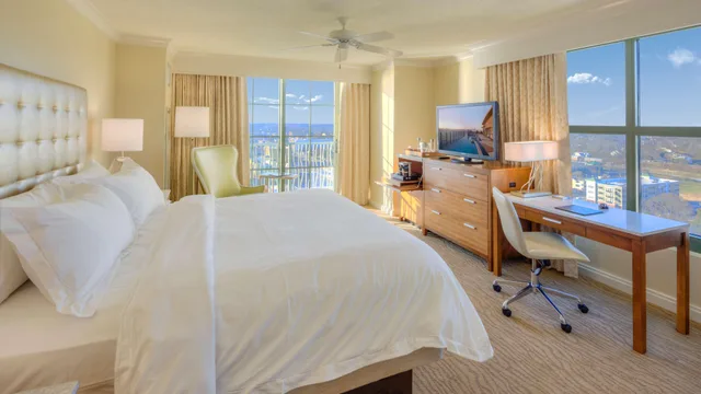 Room, King Bed, City View, Club Floor، Hilton Virginia Beach Oceanfront 1/1