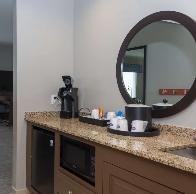 غرفة بريميوم بسرير كينج مع أريكة، Hampton Inn & Suites Riverton 7/7