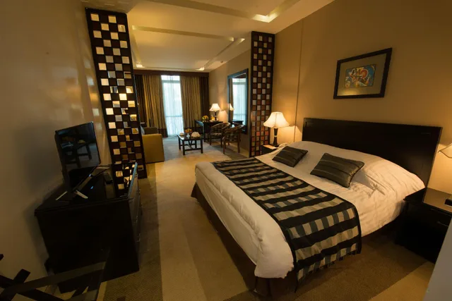 جناح جونيور، Century Park Hotel 1/1