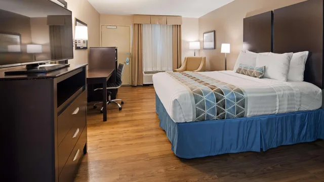Room, Queen Bed, Bathtub, Accessible, Best Western Annapolis 2/5