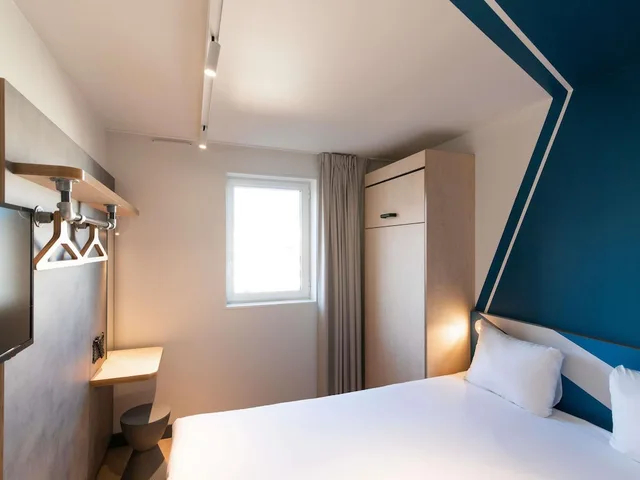 Room, 1 Double and 1 Single Bed, Murphy Bed، Ibis Budget Lyon Confluence 2/10
