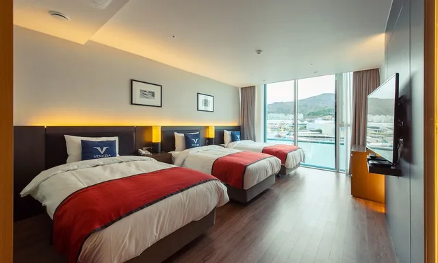 غرفة سوبيريور ثلاثية بثلاثة أسرّة بإطلالة على البحر، Yeosu Venezia Hotel & Suites 3/6