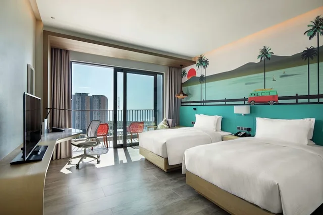 غرفة بسريرين منفصلين بإطلالة على البحر بشرفة في طابق مرتفع، Hilton Garden Inn Sanya 1/5