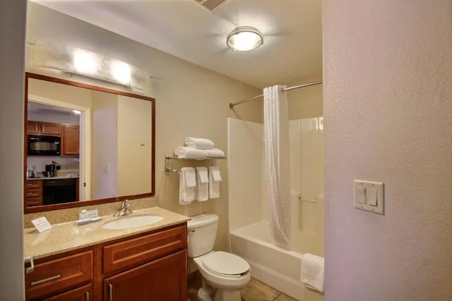 Studio, King Bed, Candlewood Suites Milwaukee Airport-Oak Creek 3/3