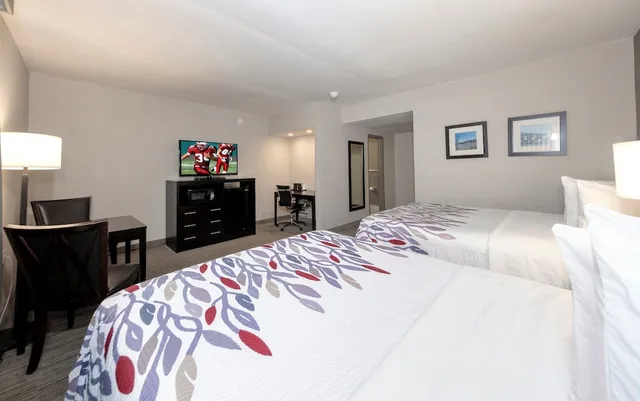 غرفة ديلوكس بسريرين كوين بإطلالة على البحيرة، Red Roof Inn & Suites Newburgh - Stewart Airport/ West Point 4/8