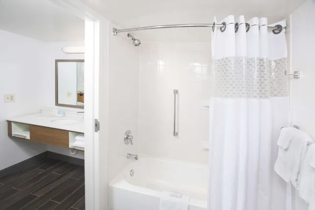 جناح بسرير كوين بغرفة نوم واحدة بمطبخ لذوي الإعاقة، Hampton Inn Suites Annapolis 6/8