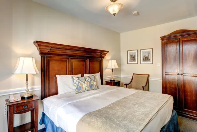 Comfort, Queen Bed, Ground Floor, Hotel St Pierre French Quarter 4/10