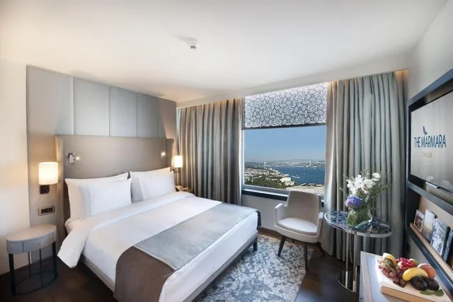 Club, Double Bed, Bosphorus View, Lounge Access, Corner, The Marmara Taksim 1/6