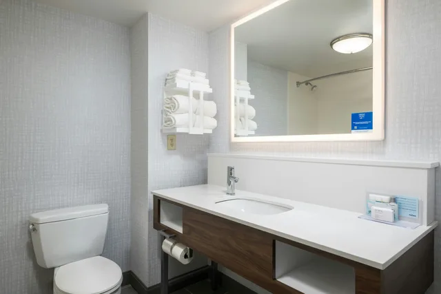 غرفة كبيرة بسريرين كوين، Hampton Inn & Suites Cape Cod-West Yarmouth 1/1