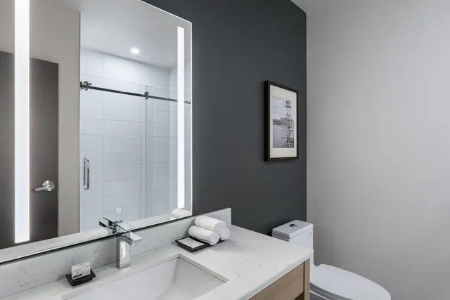 غرفة بسريرين كوين، La Quinta Inn & Suites by Wyndham Kelowna BC 7/8