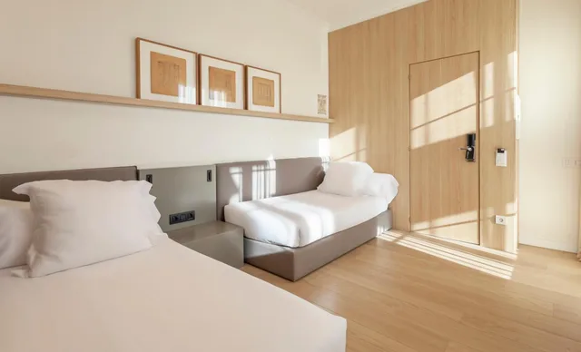 غرفة عائلية بشرفة، Astoria Hotel 2/10