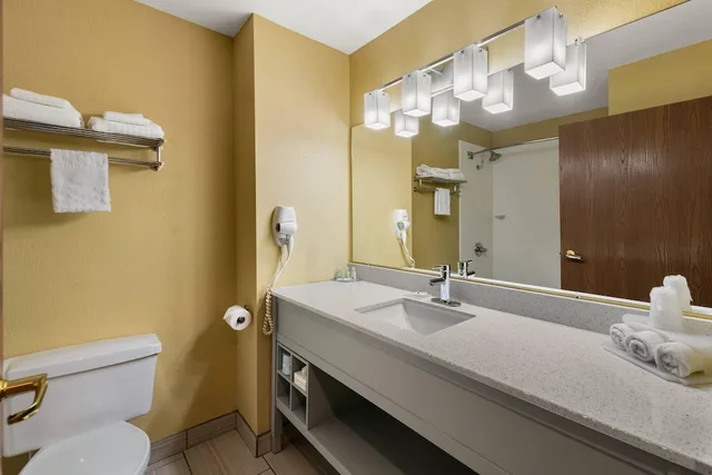 غرفة قياسية بسرير كينج، Quality Inn Warrensburg, MO 5/6