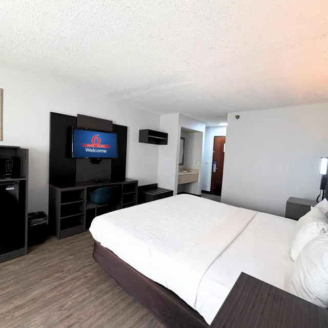 1 King Bed - Non-Smoking, Micfridge، Motel6 Elkhart, IN 1/10