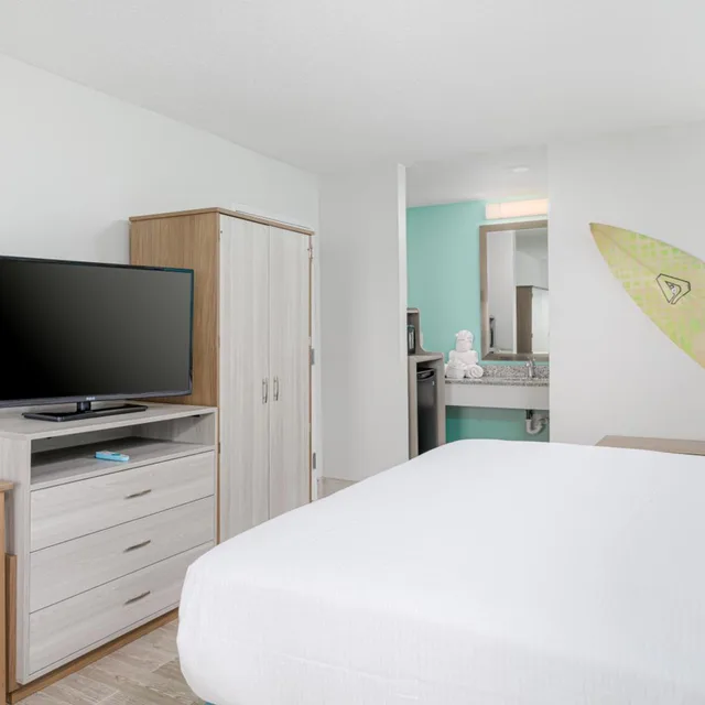 غرفة قياسية بسرير كينج في طابق مرتفع، Surf Sand Hotel 5/10