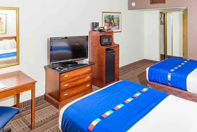 غرفة بريميوم بسريرين مزدوجين بشرفة، Park Inn by Radisson Sharon, PA 2/2
