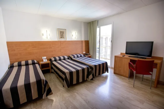 Connecting, Family, 1 Double and 3 Single Beds، Cleopatra Hotel 1/1