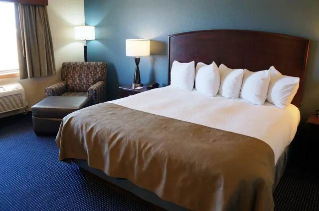 Room, King Bed, AmericInn by Wyndham Fort Dodge 2/4