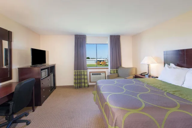 غرفة بسرير كوين، Super 8 by Wyndham Danville 2/4