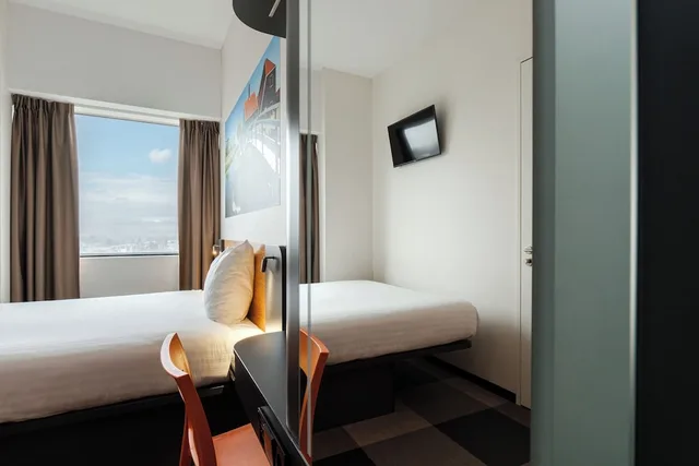 غرفة صغيرة بسرير كوين، easyHotel Amsterdam Zaandam 2/4