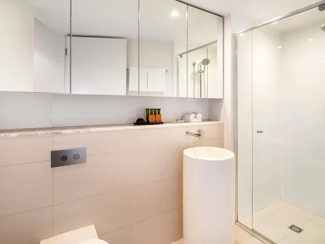 2 Bedrooms, Suite, King and Twin Beds, Sky View، Peppers Broadbeach 5/6