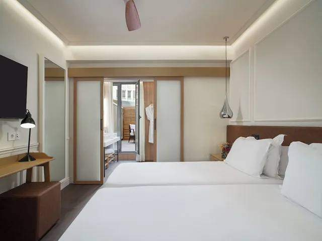 غرفة كلاسيكية بسريرين منفصلين بشرفة، H10 Universitat Hotel 1/6