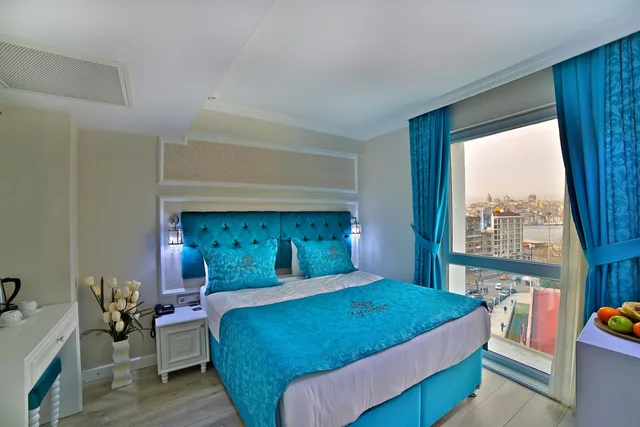 غرفة بسرير كوين بإطلالة على البحر، Glamour Hotel 1/1