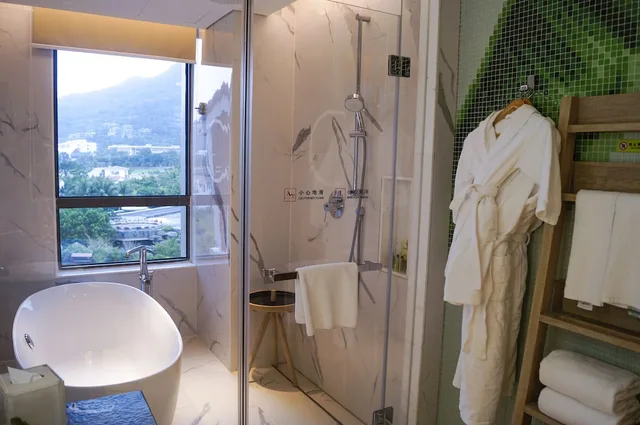 1 Bedroom, Suite, King Bed, Living Area, Holiday Inn Resort Qionghai Guantang 4/5